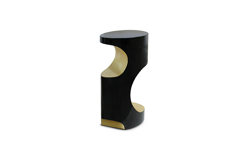 Bryce is a small side table with unique and unusual forms. Its body is made in black laquered fiberglass and high gloss golden leaf.